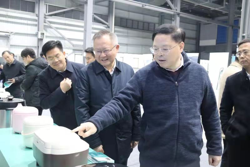 湖南省委常委、省委秘書(shū)長(zhǎng)張劍飛一行來(lái)拓浦精工調(diào)研