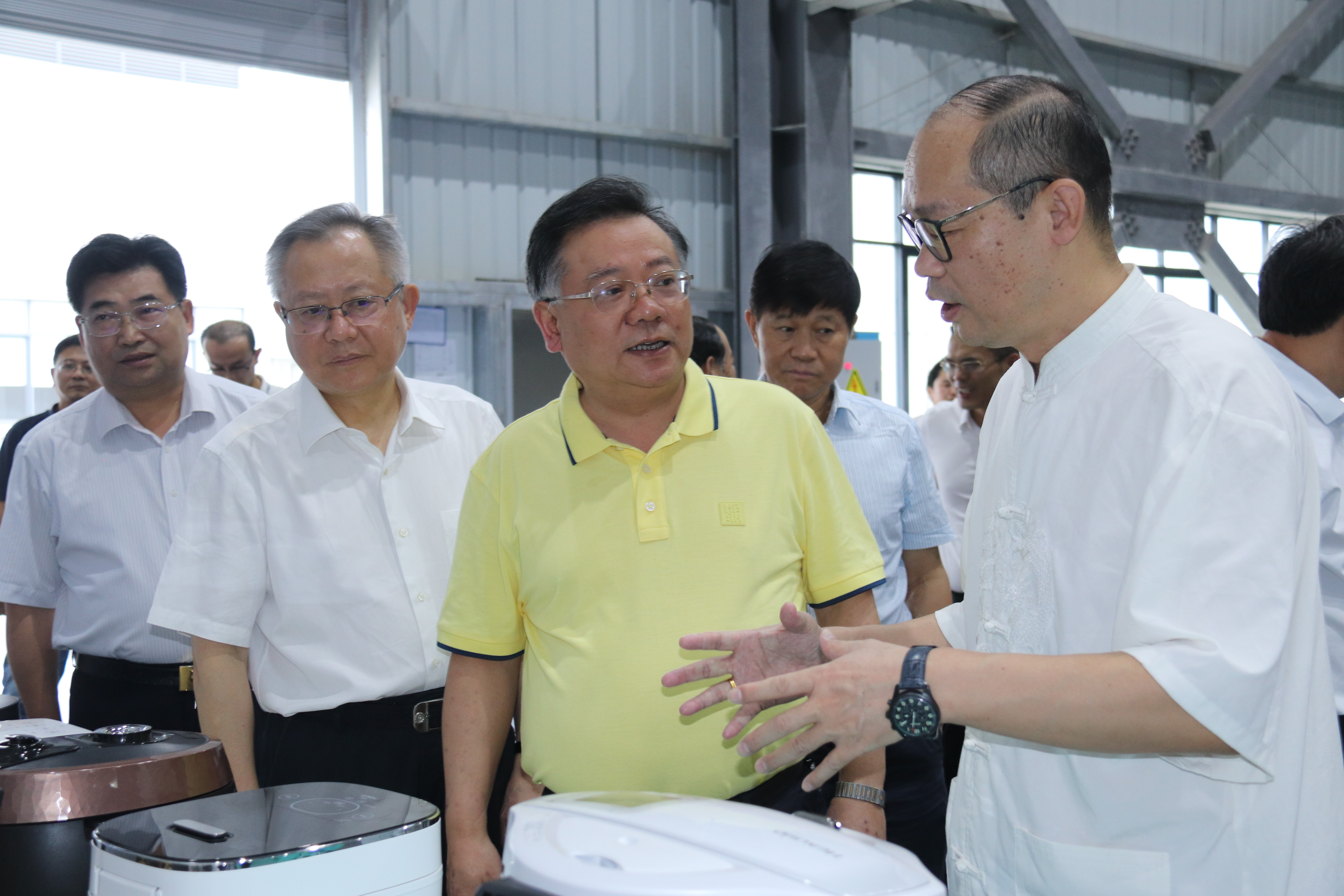 湖南省政協(xié)黨組成員、副主席易鵬飛等省政協(xié)赴邵陽(yáng)經(jīng)開(kāi)區(qū)拓浦精工產(chǎn)業(yè)項(xiàng)目調(diào)研團(tuán)一行