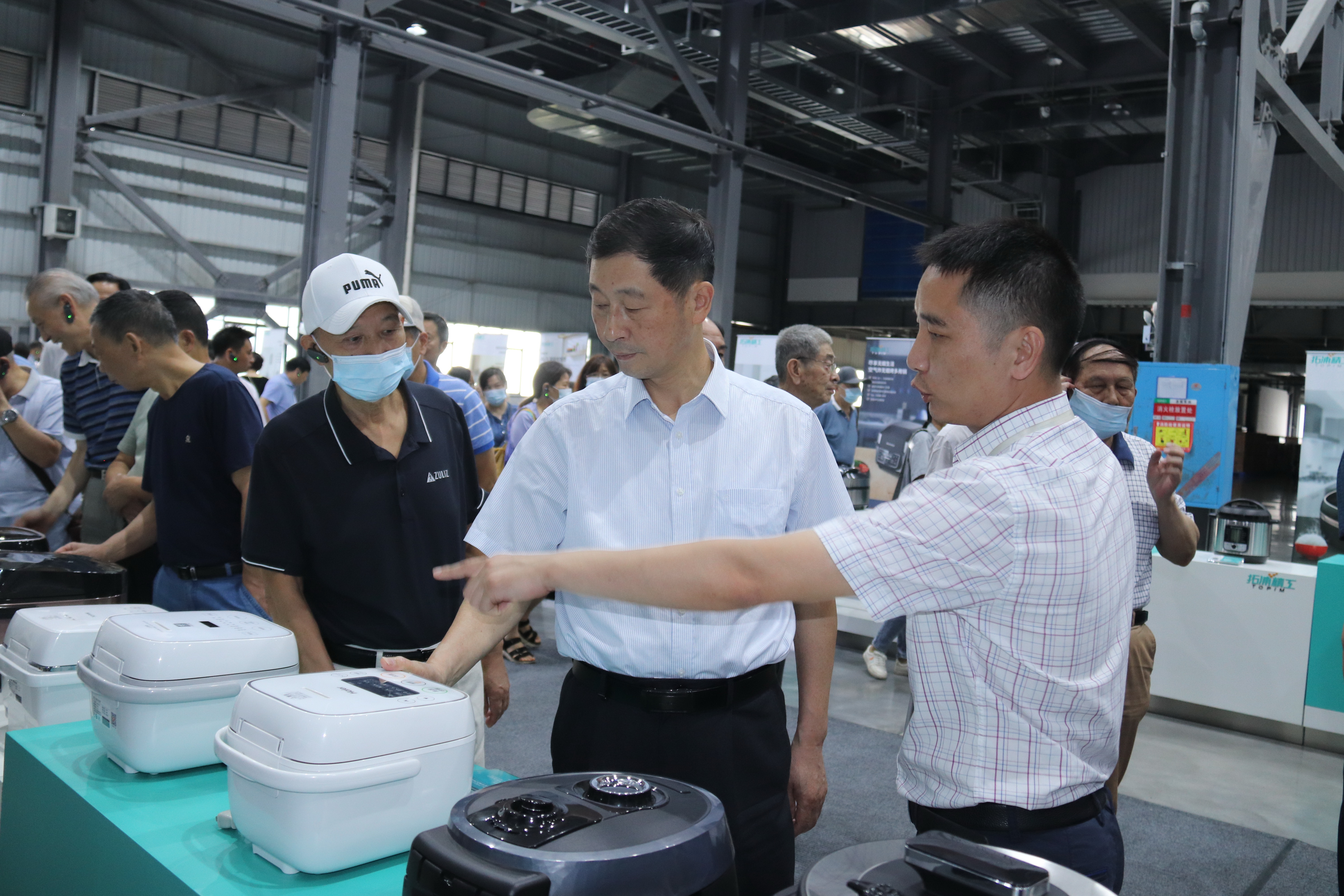 省人大常委會原副主任、機(jī)關(guān)離退休人員黨總支書記蔡力峰帶隊(duì)來我公司進(jìn)行了參觀調(diào)研