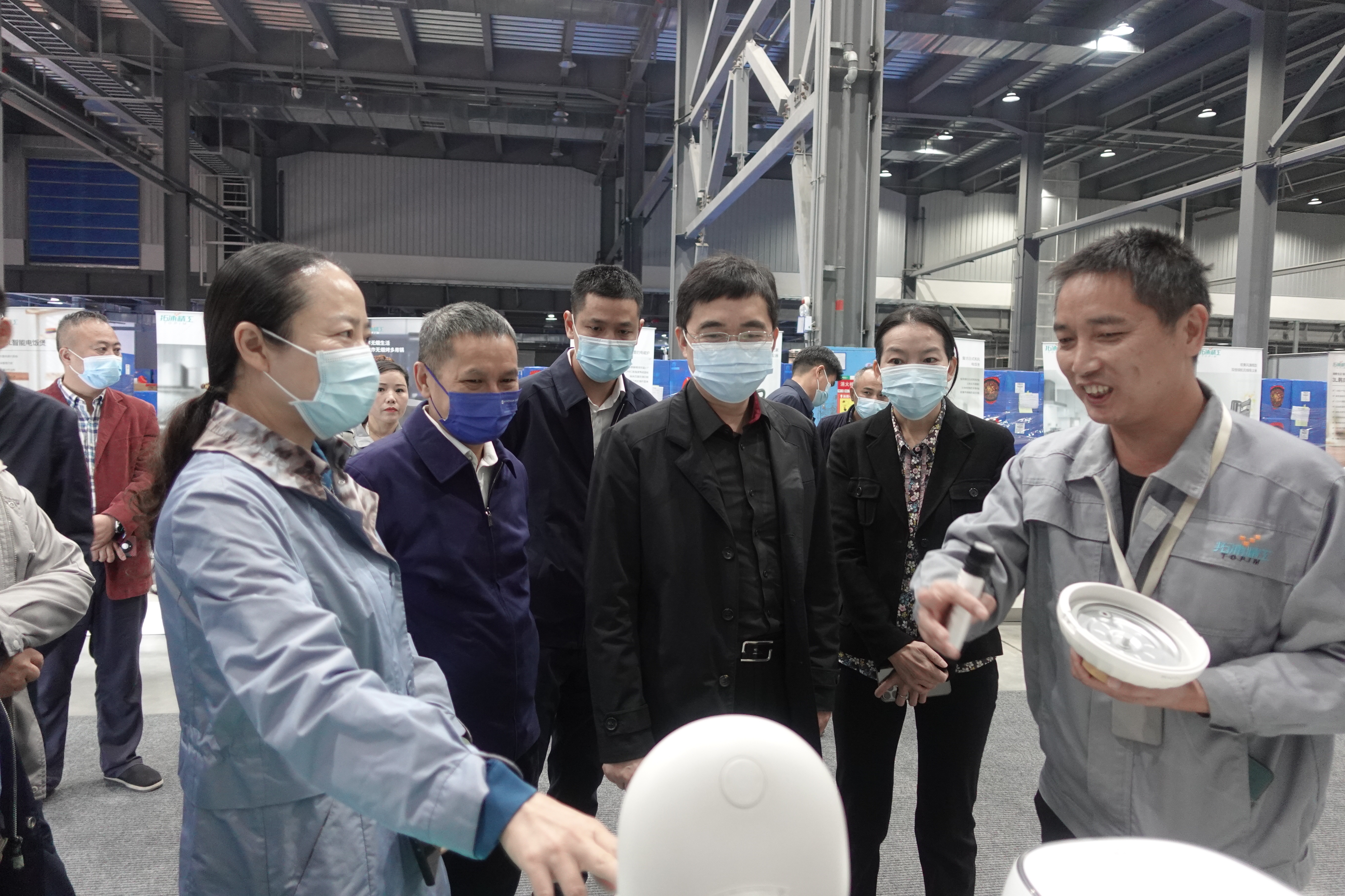 省工信廳黨組成員、省紀(jì)委監(jiān)委駐廳紀(jì)檢監(jiān)察組石峰崗組長(zhǎng)帶領(lǐng)省工信廳等一行蒞臨我司調(diào)研